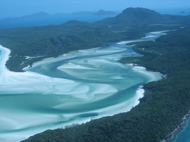 Bãi biển Whitehaven, Australia: Làn nước trong xanh như pha lê và bãi cát trắng nhất thế giới, trải dài 7km là những viên ngọc quý mà tạo hóa ban tặng cho hòn đảo Whitsunday